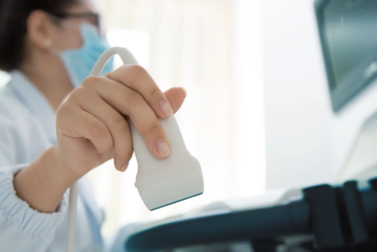 Profesional de la salud operando equipo médico — ISO 13485 Dispositivos Médicos