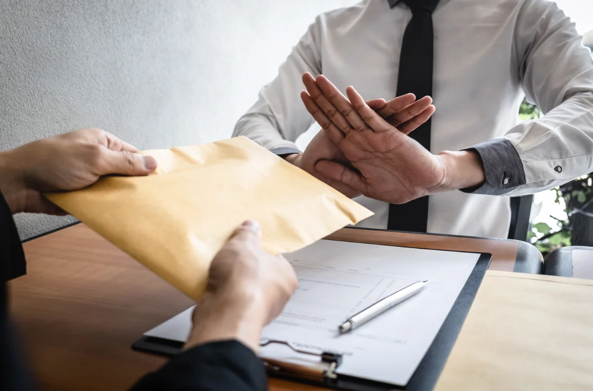 Directivo rechazando un soborno — Sistema de Gestión Antisoborno ISO 37001