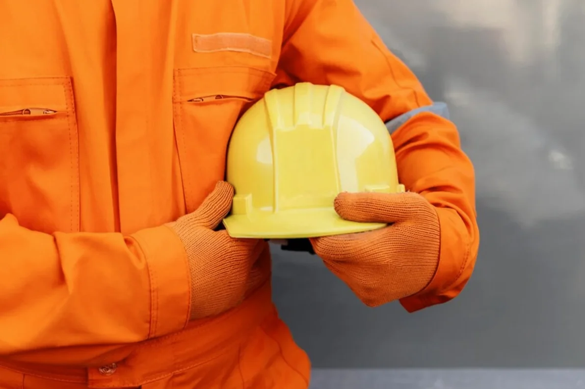 Trabajador con casco y equipo de protección personal — ISO 45001 Seguridad y salud en el trabajo